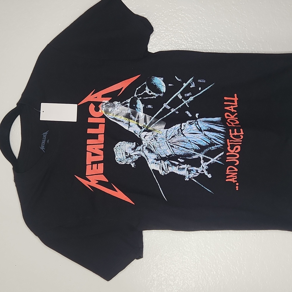 Small Black Metallica shirt